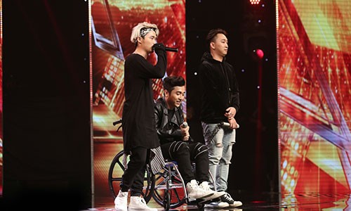Yanbi bi gay xuong dui ngoi xe lan di thi The X-Factor-Hinh-2